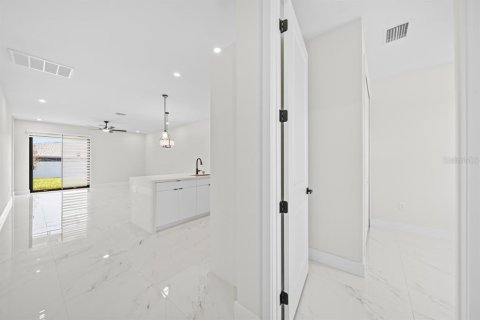 Immobilier commercial à vendre à Cape Coral, Floride: 12 chambres, 222.97 m2 № 2234666 - photo 9
