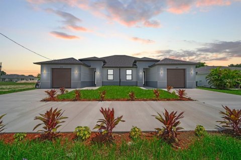 Commercial property in Cape Coral, Florida 12 bedrooms, 222.97 sq.m. № 2234666