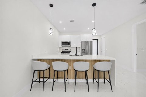 Immobilier commercial à vendre à Cape Coral, Floride: 12 chambres, 222.97 m2 № 2234666 - photo 7