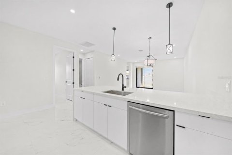 Immobilier commercial à vendre à Cape Coral, Floride: 12 chambres, 222.97 m2 № 2234666 - photo 8