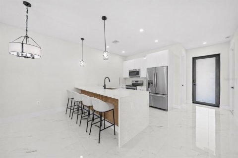 Immobilier commercial à vendre à Cape Coral, Floride: 12 chambres, 222.97 m2 № 2234666 - photo 5
