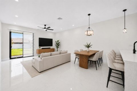 Immobilier commercial à vendre à Cape Coral, Floride: 12 chambres, 222.97 m2 № 2234666 - photo 6