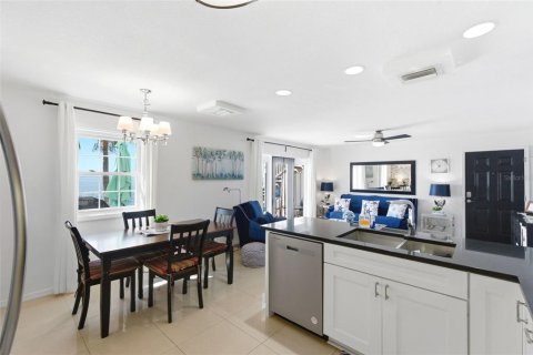 Condo in Saint Petersburg, Florida, 2 bedrooms  № 2128977 - photo 17