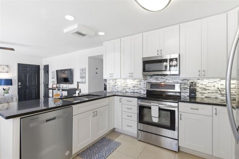 Condo in Saint Petersburg, Florida, 2 bedrooms  № 2128977 - photo 16
