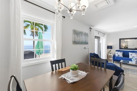 Condo in Saint Petersburg, Florida, 2 bedrooms  № 2128977 - photo 9