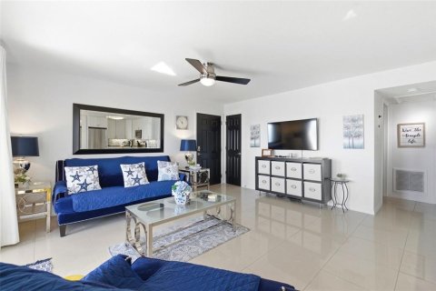Condo in Saint Petersburg, Florida, 2 bedrooms  № 2128977 - photo 6
