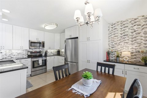 Condo in Saint Petersburg, Florida, 2 bedrooms  № 2128977 - photo 10