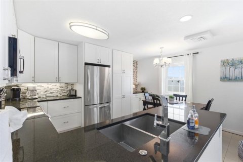 Condo in Saint Petersburg, Florida, 2 bedrooms  № 2128977 - photo 11