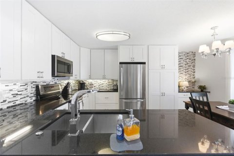 Condo in Saint Petersburg, Florida, 2 bedrooms  № 2128977 - photo 12