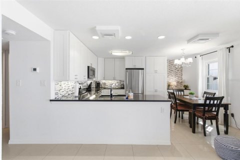 Condo in Saint Petersburg, Florida, 2 bedrooms  № 2128977 - photo 13
