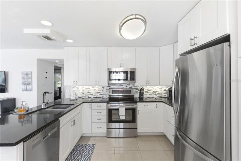 Condo in Saint Petersburg, Florida, 2 bedrooms  № 2128977 - photo 15