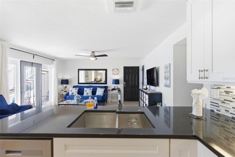 Condo in Saint Petersburg, Florida, 2 bedrooms  № 2128977 - photo 19