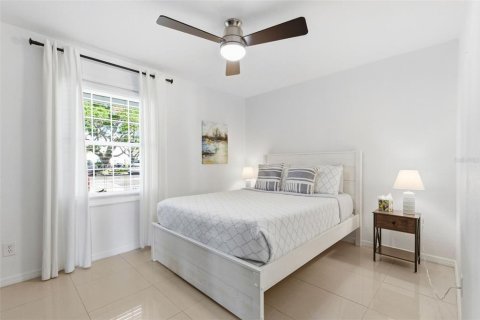 Condo in Saint Petersburg, Florida, 2 bedrooms  № 2128977 - photo 24