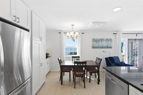 Condo in Saint Petersburg, Florida, 2 bedrooms  № 2128977 - photo 18