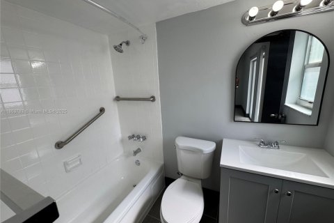 Apartamento en alquiler en Miami, Florida, 1 dormitorio, 69.68 m2 № 1895699 - foto 20