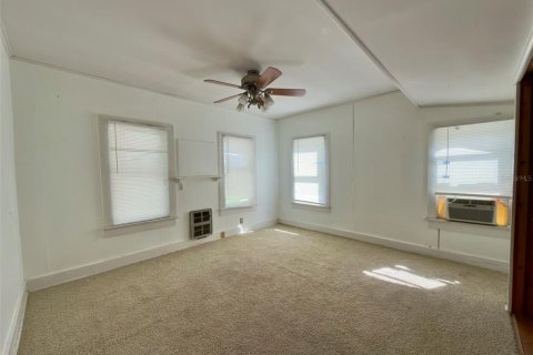 House in Eustis, Florida 3 bedrooms, 166.2 sq.m. № 2399372 - photo 15
