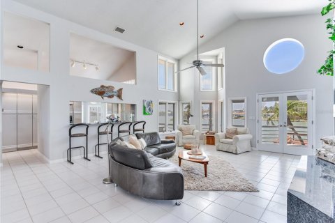 Купить виллу или дом в Норт-Редингтон-Бич, Флорида 6 комнат, 236.06м2, № 1628311 - фото 11