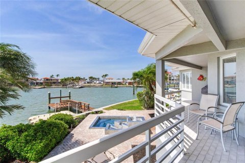 Купить виллу или дом в Норт-Редингтон-Бич, Флорида 6 комнат, 236.06м2, № 1628311 - фото 1