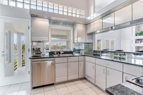 Купить виллу или дом в Норт-Редингтон-Бич, Флорида 6 комнат, 236.06м2, № 1628311 - фото 25