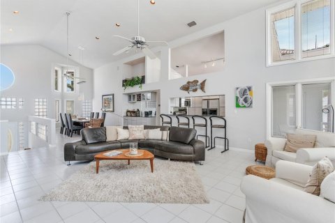 Купить виллу или дом в Норт-Редингтон-Бич, Флорида 6 комнат, 236.06м2, № 1628311 - фото 17