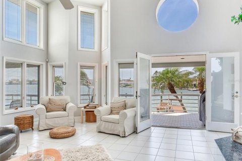 Купить виллу или дом в Норт-Редингтон-Бич, Флорида 6 комнат, 236.06м2, № 1628311 - фото 15