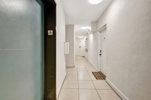 Condo in Miami, Florida, 1 bedroom  № 1830727 - photo 22