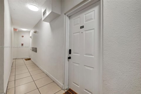 Condo in Miami, Florida, 1 bedroom  № 1830727 - photo 2