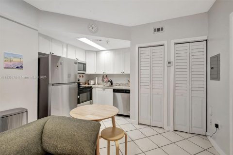 Condo in Miami, Florida, 1 bedroom  № 1830727 - photo 9