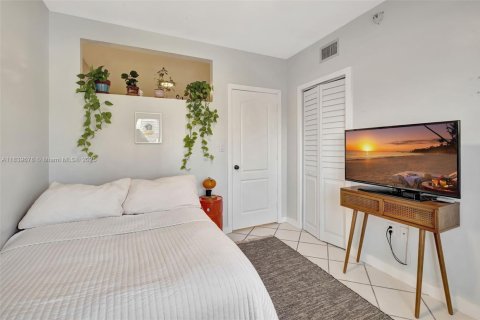 Condo in Miami, Florida, 1 bedroom  № 1830727 - photo 18