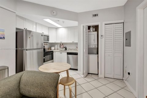 Condo in Miami, Florida, 1 bedroom  № 1830727 - photo 7