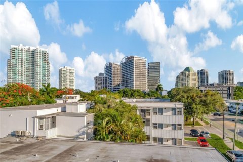 Condo in Miami, Florida, 1 bedroom  № 1830727 - photo 14