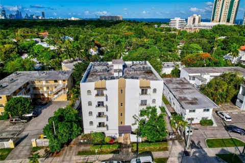 Condo in Miami, Florida, 1 bedroom  № 1830727 - photo 1