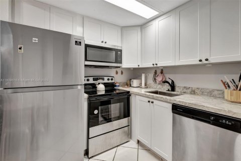 Condo in Miami, Florida, 1 bedroom  № 1830727 - photo 6