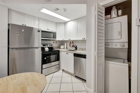 Condo in Miami, Florida, 1 bedroom  № 1830727 - photo 8