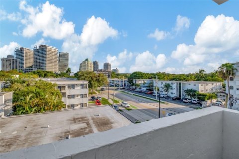 Condo in Miami, Florida, 1 bedroom  № 1830727 - photo 12