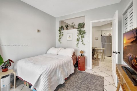 Condo in Miami, Florida, 1 bedroom  № 1830727 - photo 16