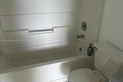 Condo in Miami, Florida, 2 bedrooms  № 1820187 - photo 5