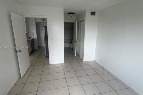 Condo in Miami, Florida, 2 bedrooms  № 1820187 - photo 4