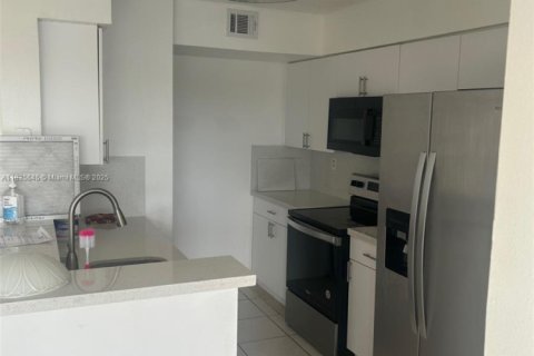 Condo in Miami, Florida, 2 bedrooms  № 1820187 - photo 2