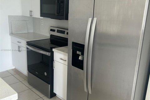Condo in Miami, Florida, 2 bedrooms  № 1820187 - photo 10