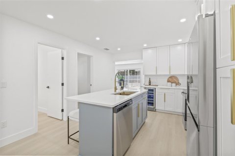 House in Saint Petersburg, Florida 4 bedrooms, 162.76 sq.m. № 1803804 - photo 9