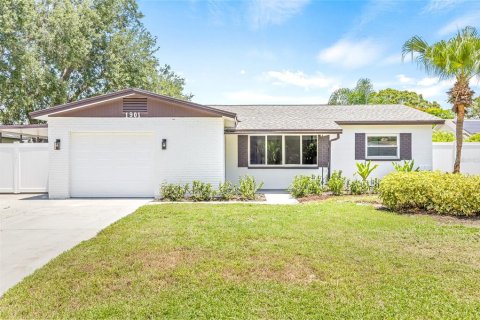 House in Saint Petersburg, Florida 4 bedrooms, 162.76 sq.m. № 1803804 - photo 1