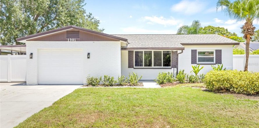 House in Saint Petersburg, Florida 4 bedrooms, 162.76 sq.m. № 1803804