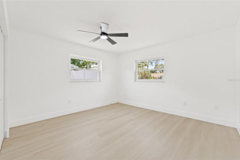 House in Saint Petersburg, Florida 4 bedrooms, 162.76 sq.m. № 1803804 - photo 24
