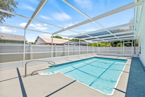House in Saint Petersburg, Florida 4 bedrooms, 162.76 sq.m. № 1803804 - photo 2