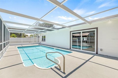 House in Saint Petersburg, Florida 4 bedrooms, 162.76 sq.m. № 1803804 - photo 30