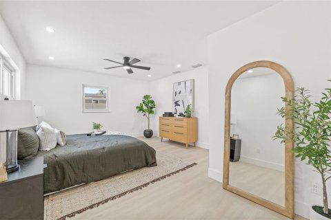House in Saint Petersburg, Florida 4 bedrooms, 162.76 sq.m. № 1803804 - photo 16