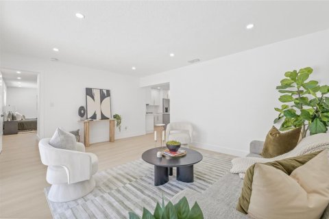 House in Saint Petersburg, Florida 4 bedrooms, 162.76 sq.m. № 1803804 - photo 15