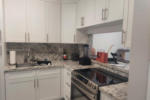 Condominio en venta en Hollywood, Florida, 1 dormitorio, 67.54 m2 № 1932896 - foto 2