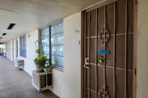 Купить кондоминиум в Майами, Флорида 1 спальня, 63.92м2, № 2044969 - фото 13